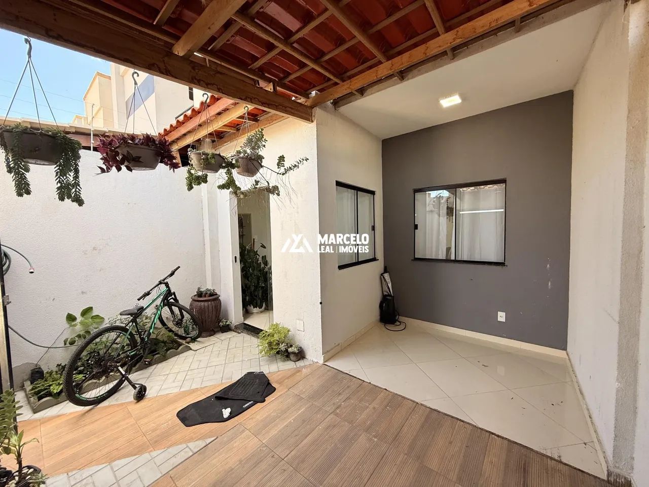 Alugo casa 3/4 senod 01 suíte semi mobiliado com moveis planejados no Bairro Bat
