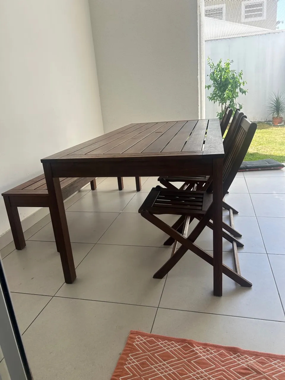 TOK&STOK- Mesa de jantar com banco e cadeiras