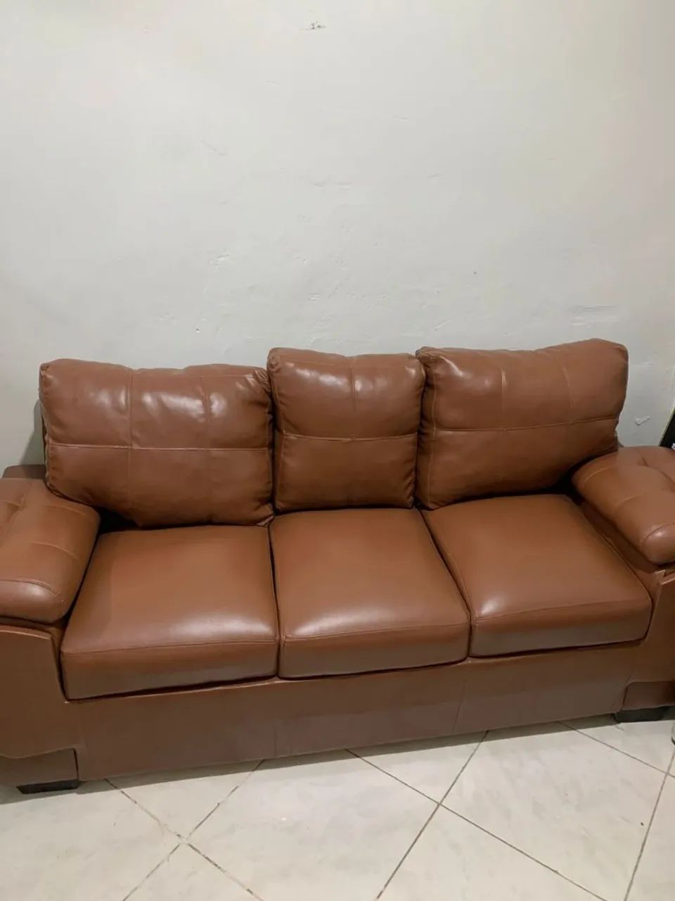 Sofá 3 lugares em couro..