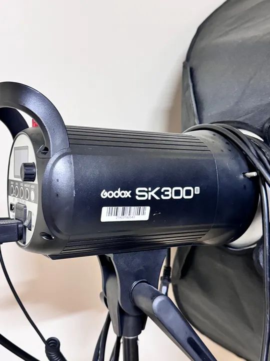 kit 2 flash tocha godox Sk-400 li Softbox 60x60 e tripé  - Foto 5