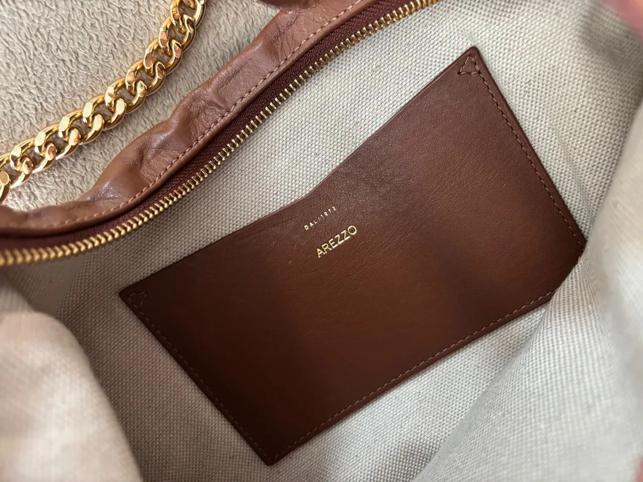 Bolsa de Ombro Marrom com Detalhes Dourados - Foto 2