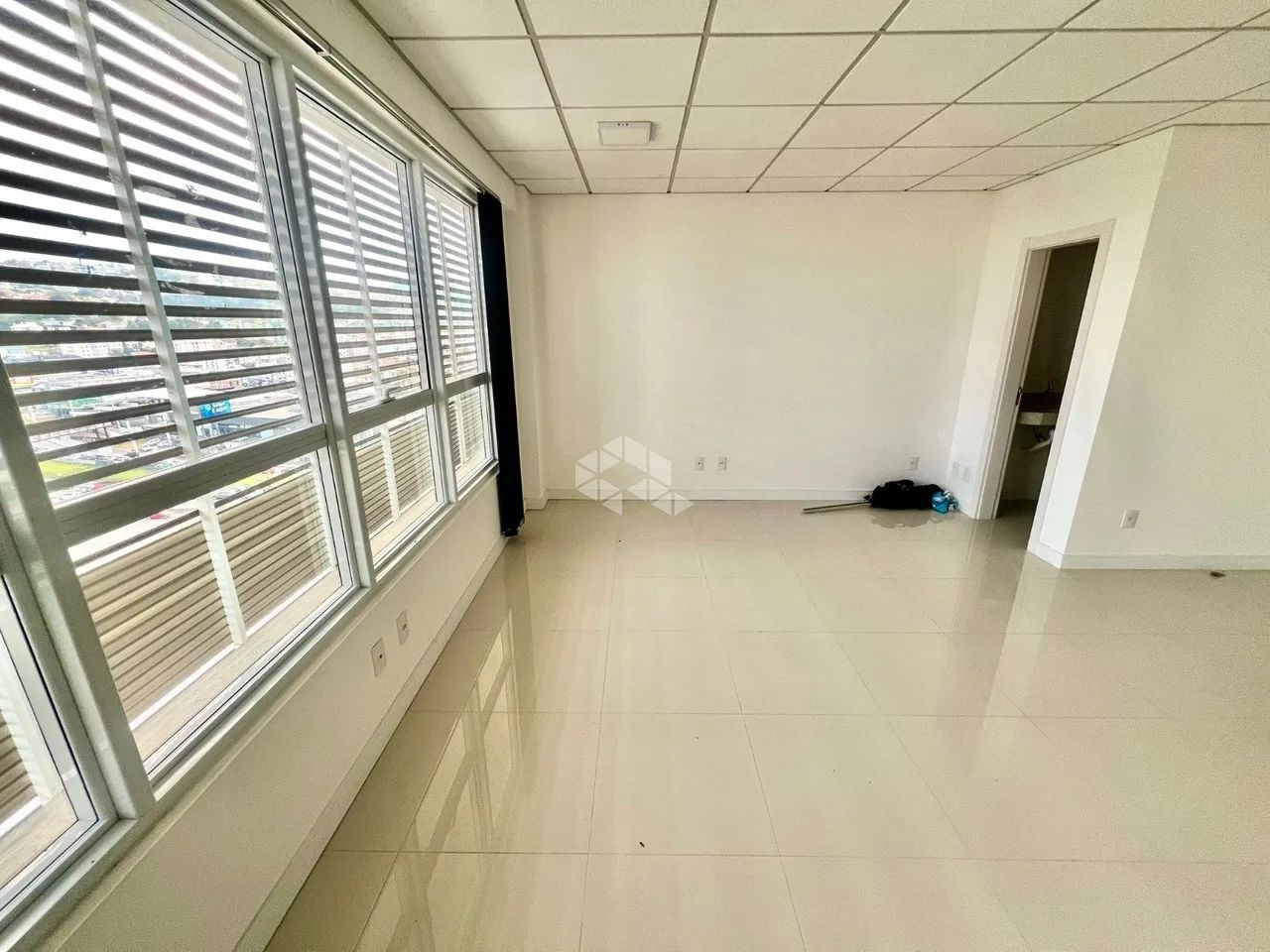 SALA COMERCIAL NOVA AO LADO DO SHOPPING ITAGUAÇU COM 32,75M² PRIVATIVOS E VAGA DE GARAGEM  - Foto 4