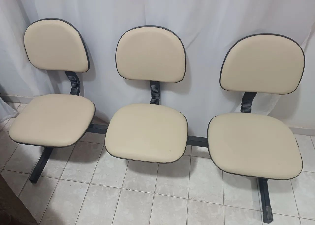 Vendo Longarina Secretário 3 lugares