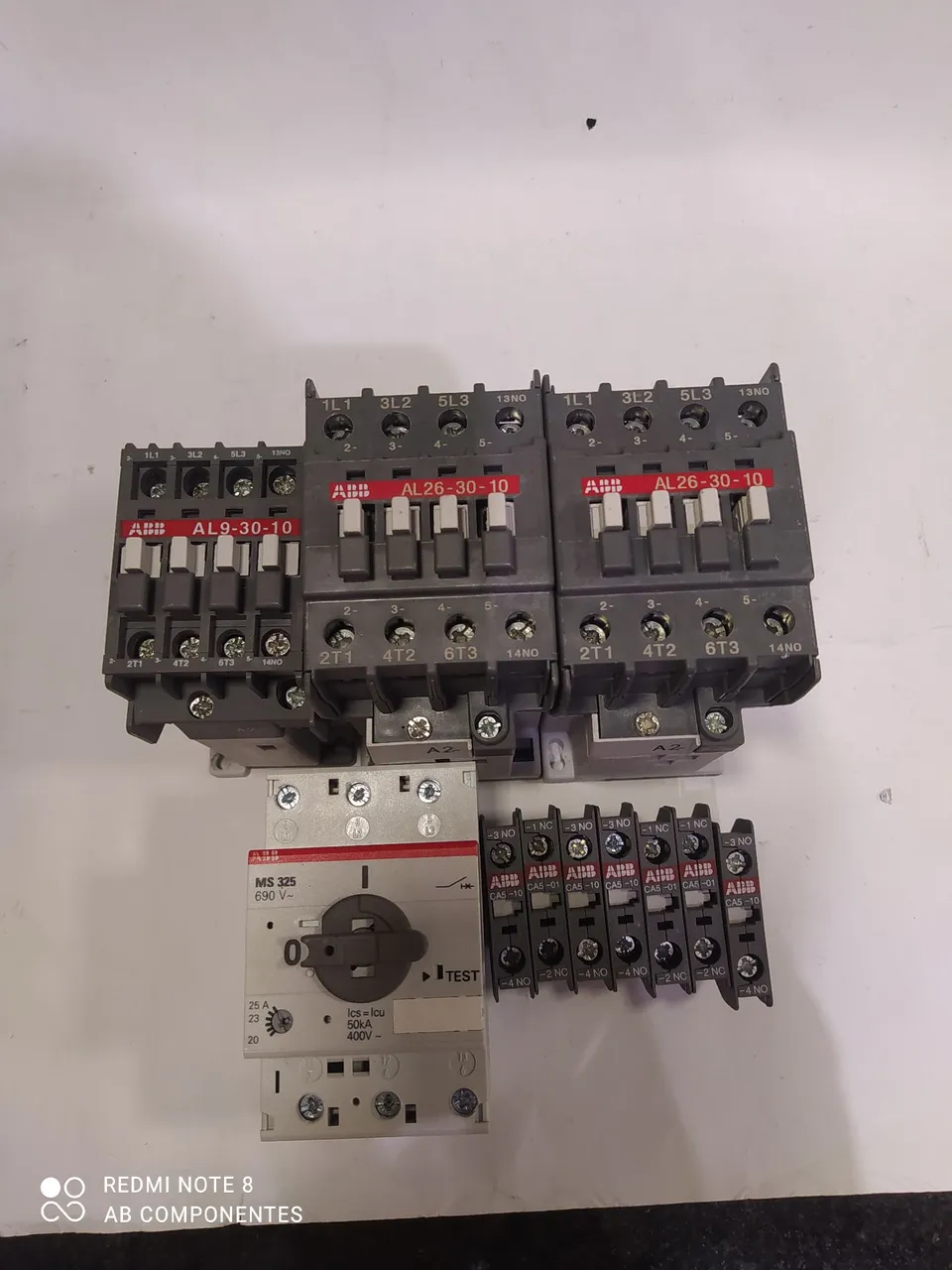 Kit contendo 3 contatores e um disjuntor motor ABB e 7 blocos de contato