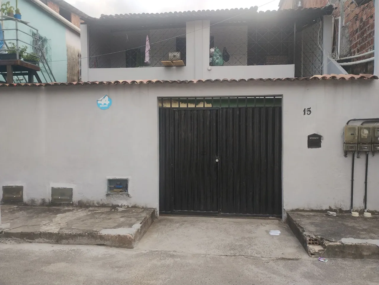 Casa residencial com 2 casas no térreo e 1 kit Net.