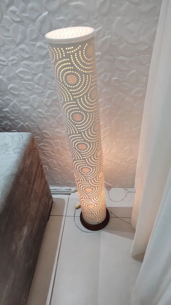 Luminária de chão artesanal com design moderno