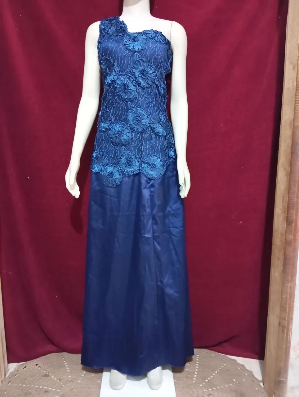 Vestido Azul de Renda com Aplicação de Flores - Foto 4