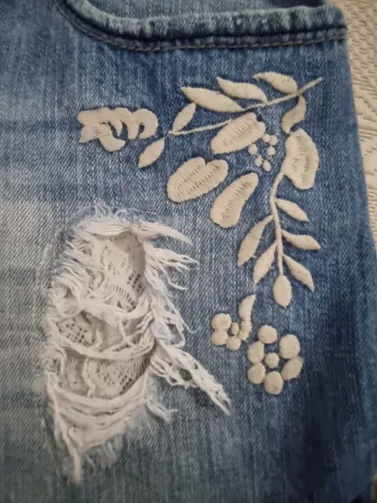 Short Jeans Desfiado com Detalhes em Renda - Foto 3