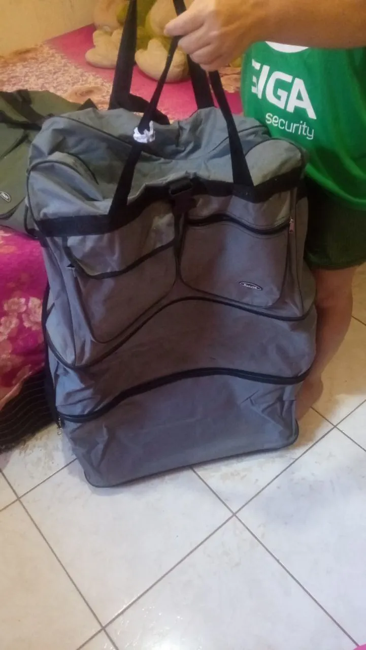 Mala de viagem cinza com rodinhas