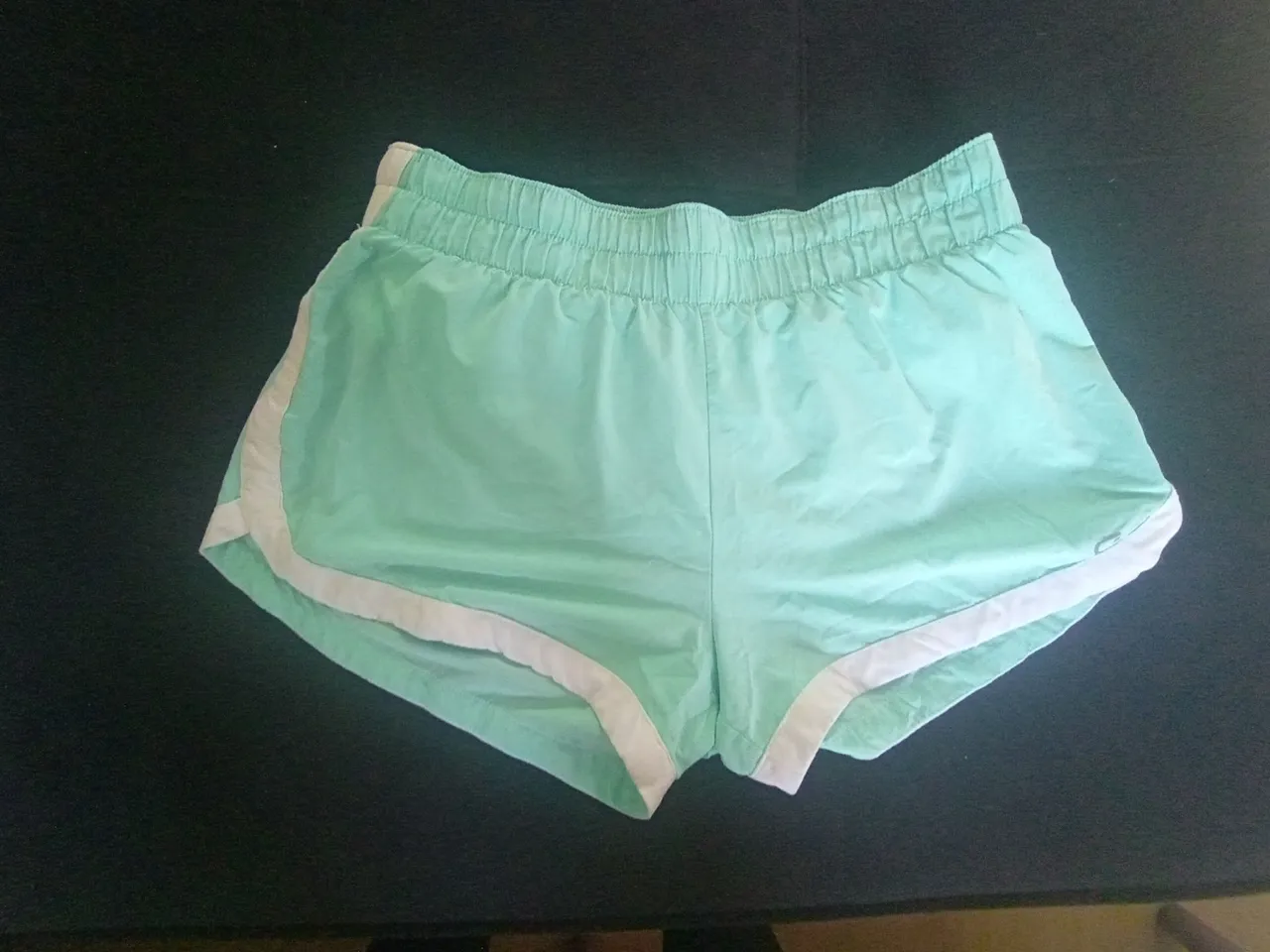 Shorts Feminino Verde com Detalhes Brancos