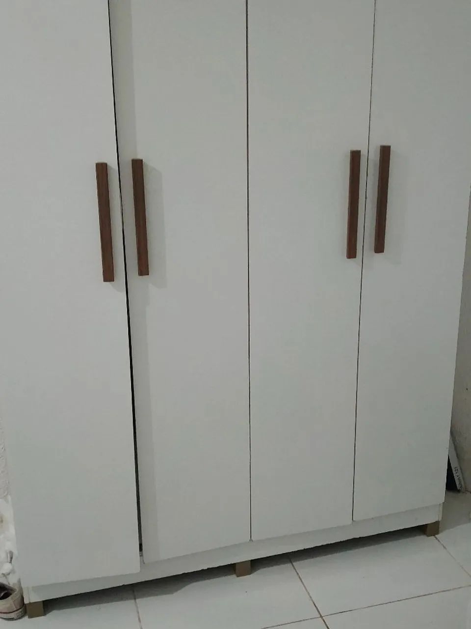 Um guarda roupa de solteiro branco