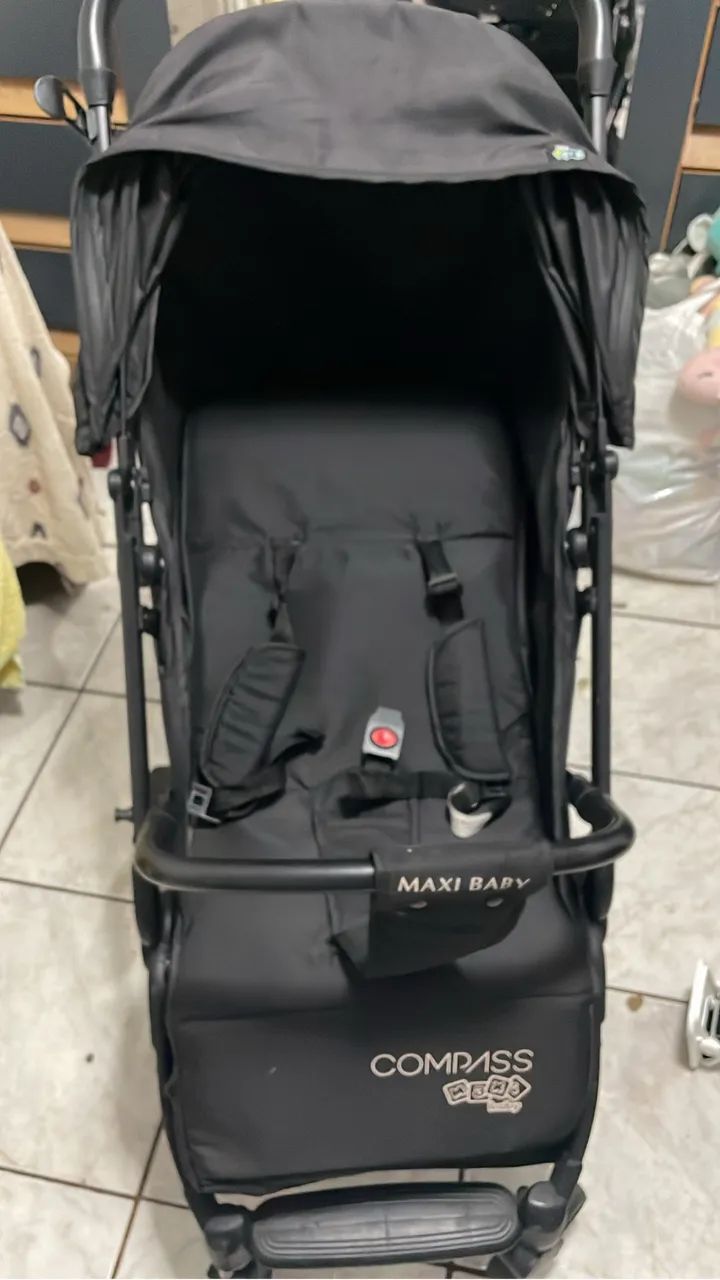 Carrinho de bebê preto