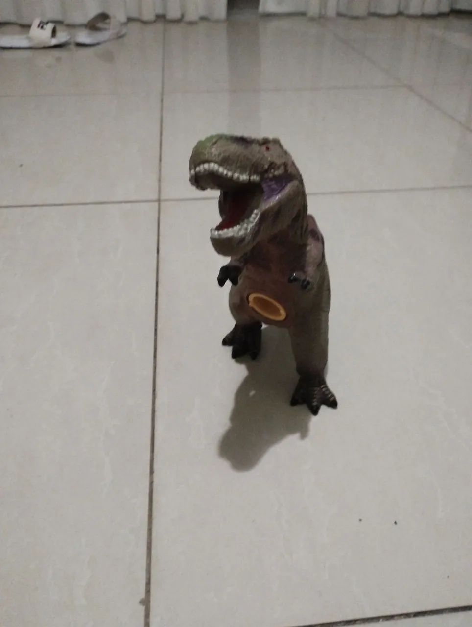 Brinque com seus amigos com esse irado dinossauro 