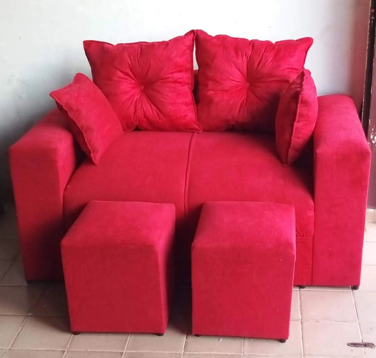 Super promoção sofá dois lugares mais puffs novos e completos, várias cores  - Foto 2