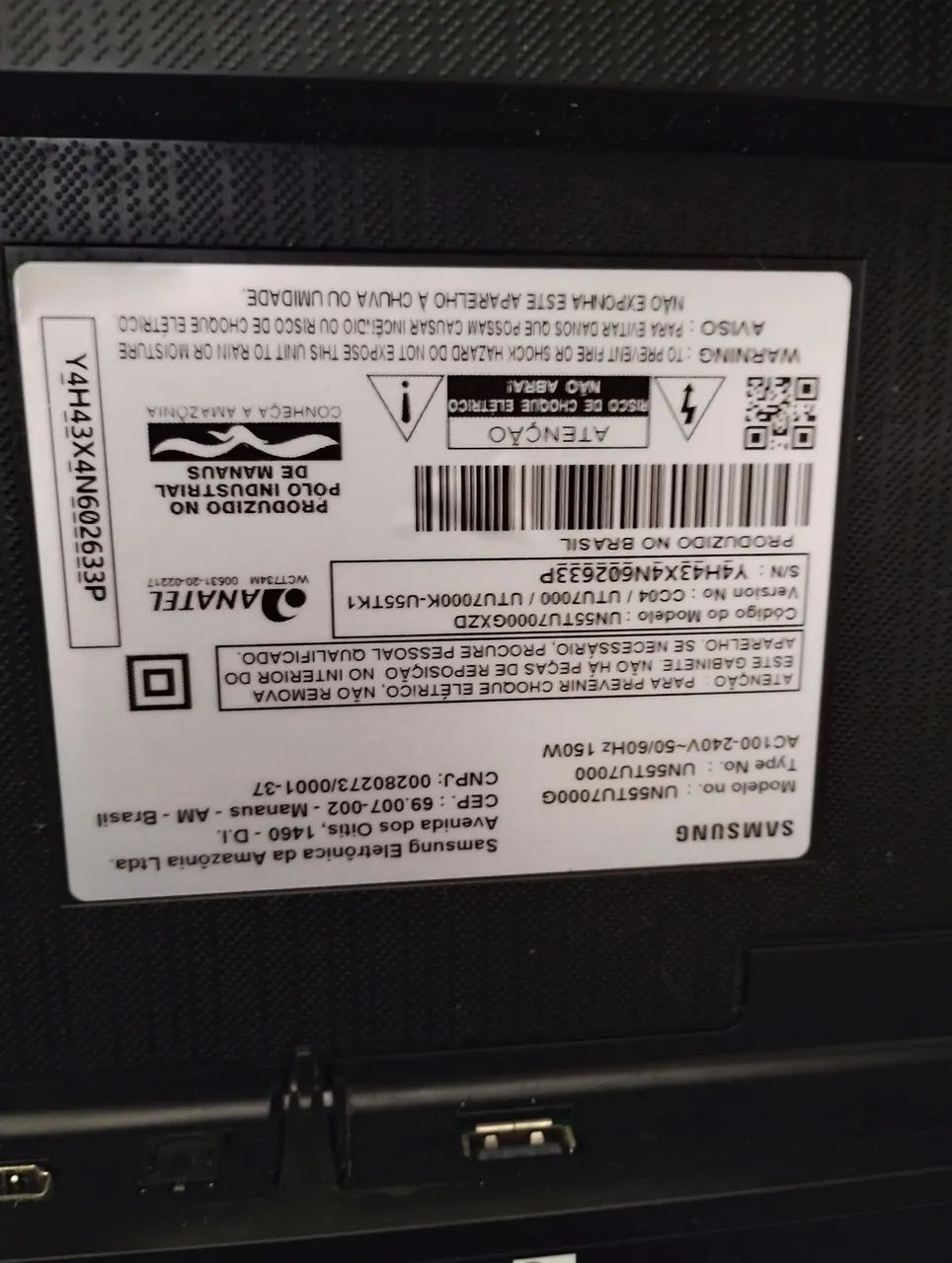 2 TVs de 50 polegadas uma Samsung e a outra tcL