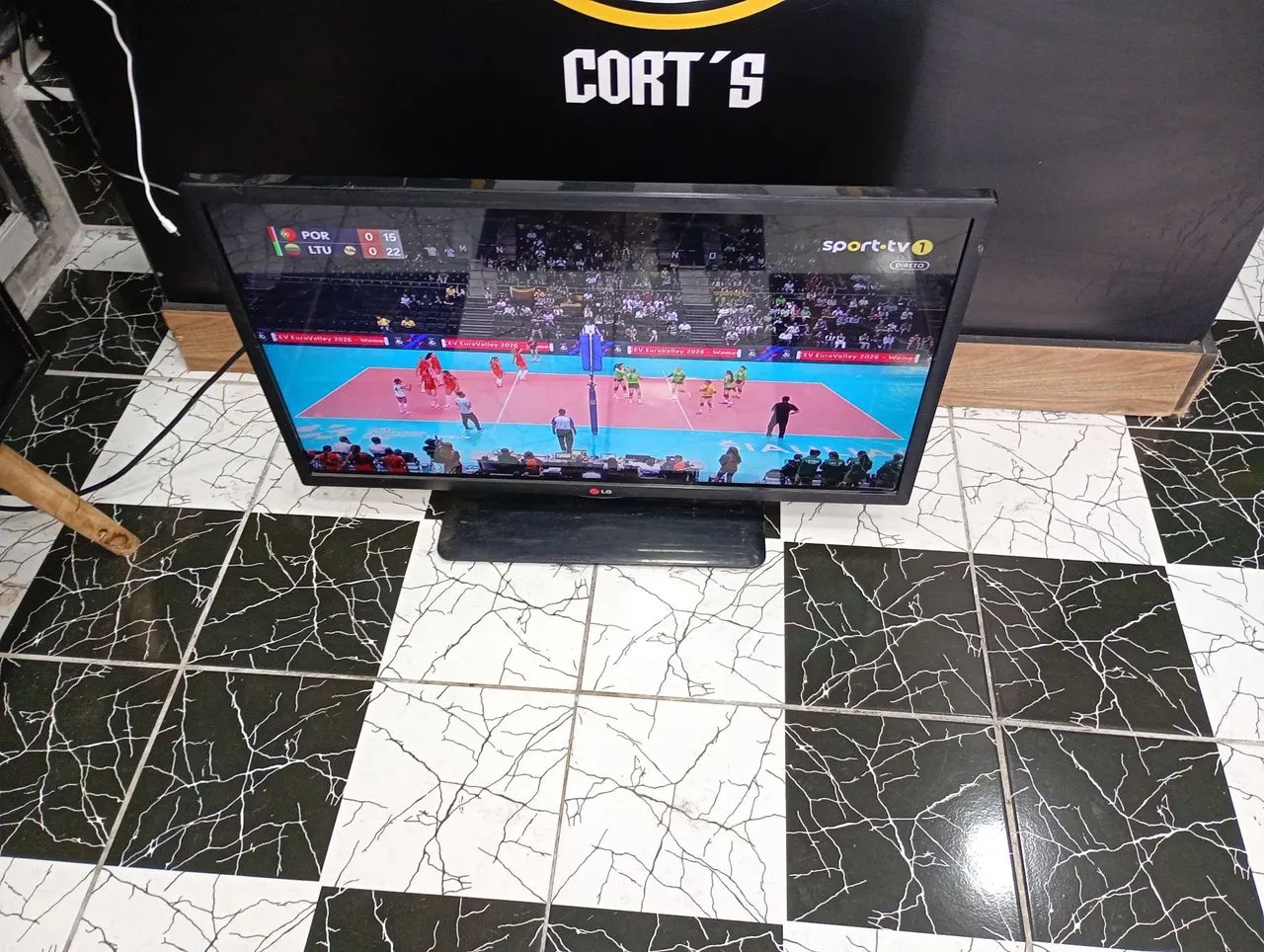 Vendo tv LG 32.poekgadas polegadas top de linha com conversor digital integrado R$ 550,00 - Foto 2
