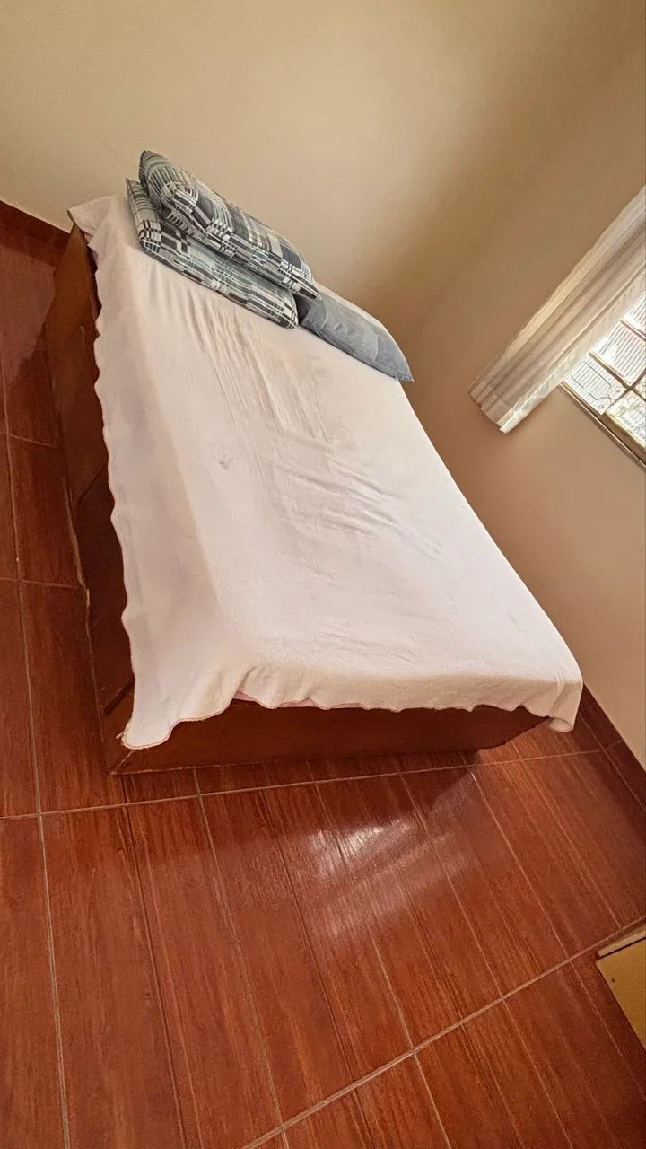 Cama de casal com 4 gavetões e colchão 