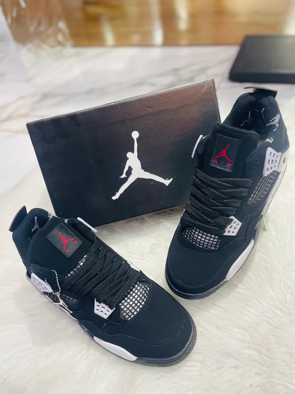 Jordan 4 Preto/Branco
