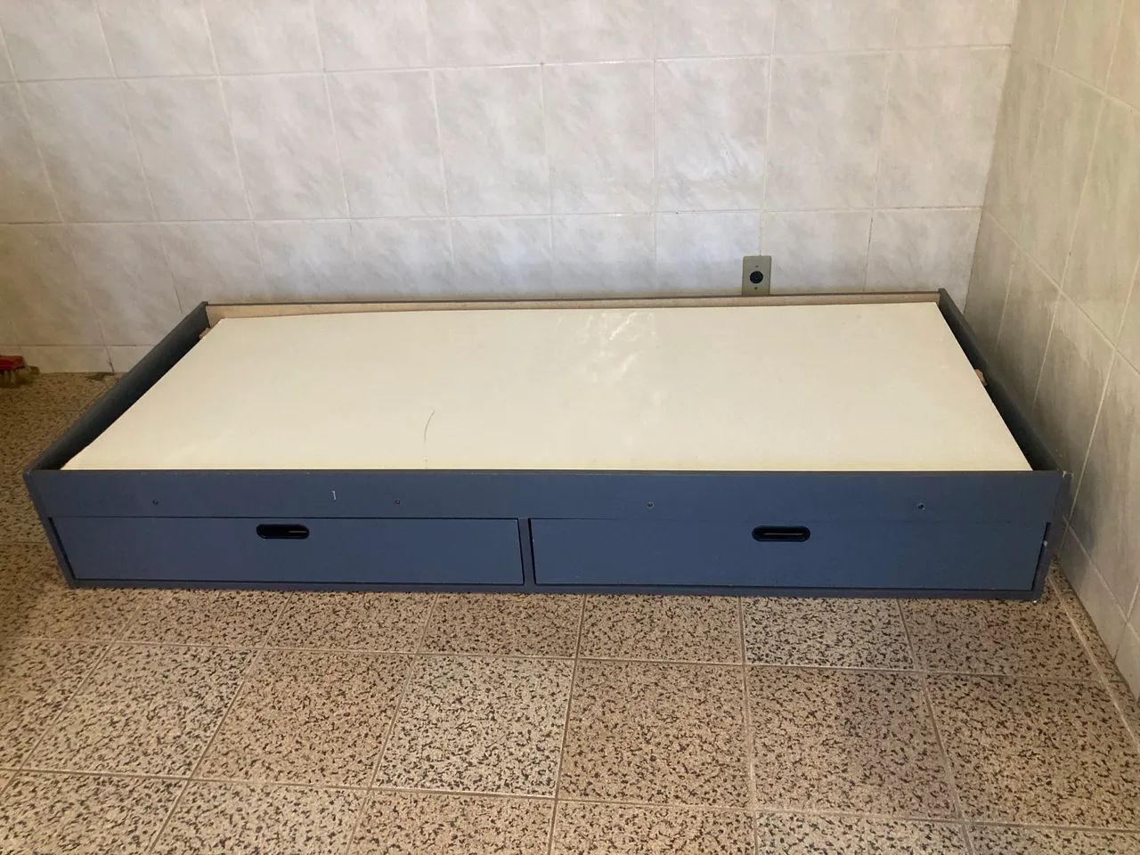 cama de solteiro com duas gavetas 