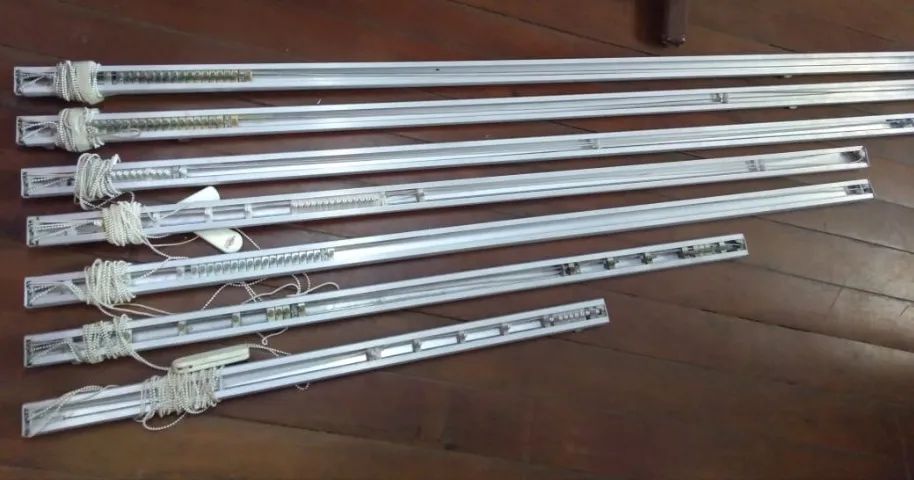 Trilhos de persianas usados