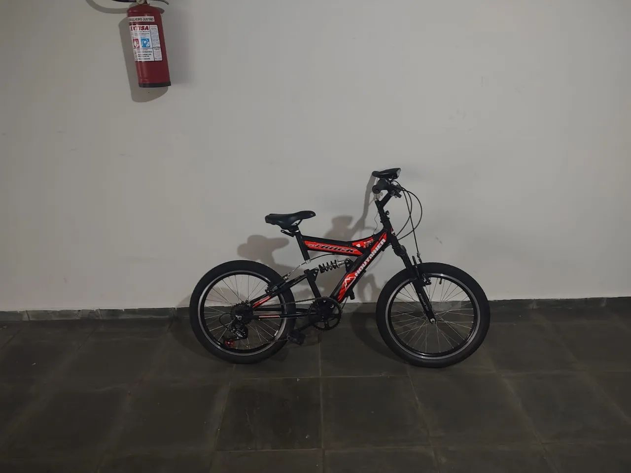 Bicicleta infantil aro 20 com marcha  - Foto 5