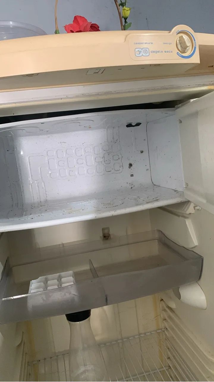 Geladeira R$200,00 preço e se negociar  - Foto 3