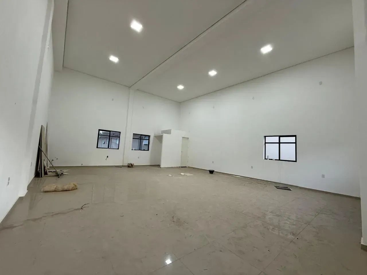 Salão Comercial novo, c/estacionamento e no meio de 100 apartamentos - Foto 2