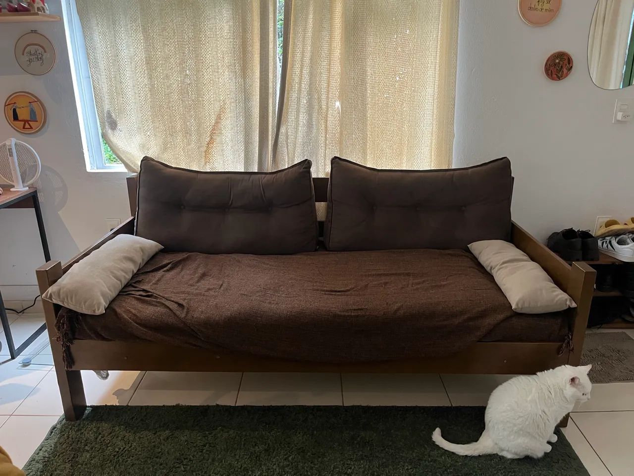 Sofá-cama de madeira, com almofadas e colchão inclusos