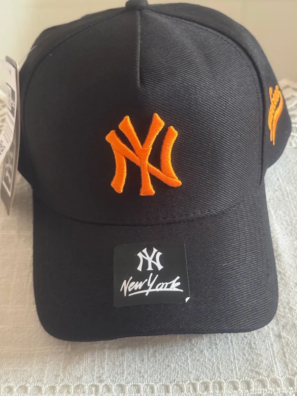 Boné preto com laranja
