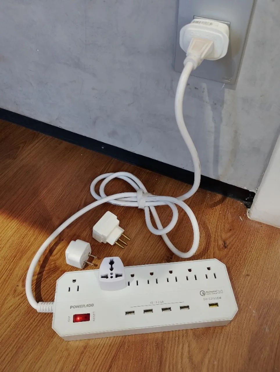 Conversor de Tensão universal 220v Para 110v com entradas para USB e tomadas - Foto 3