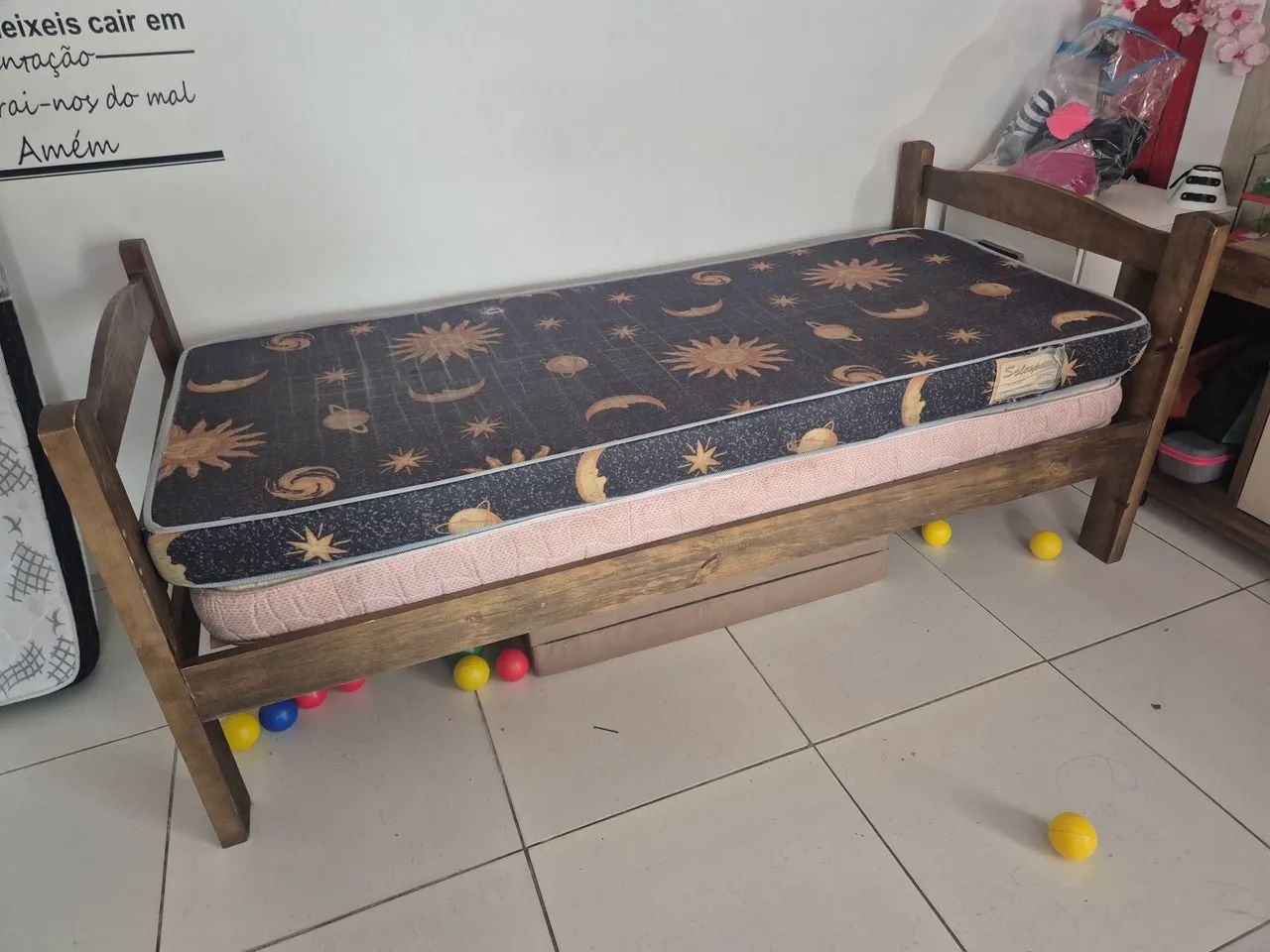 Cama solteiro madeira com 2 colchões  - Foto 2