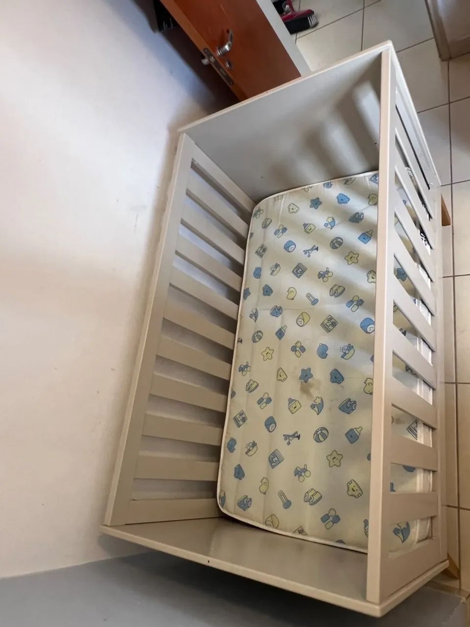 Berço de Bebê Moderno Cinza e Madeira + Colchão de brinde - Foto 3