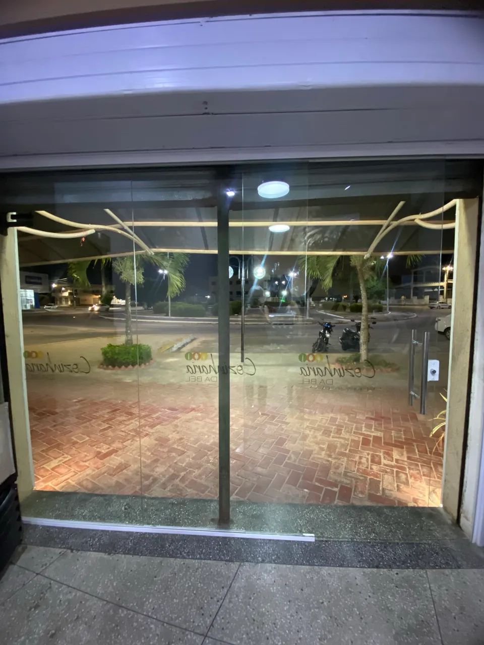 Vendo Porta de Vidro 3mx2,30m - Foto 2