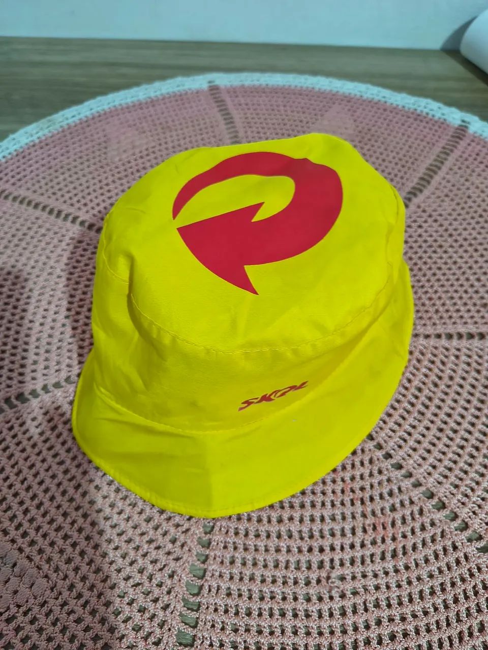Chapéu bucket amarelo da marca Skol 2 em 1 - Foto 2
