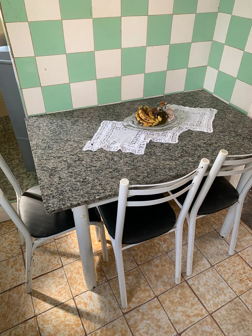 Mesa de mármore com quatro cadeiras 
