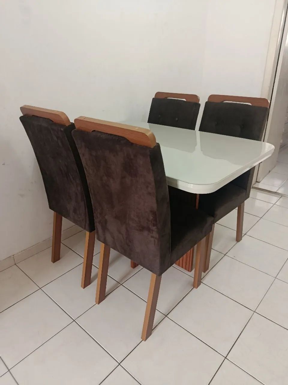 Mesa com 4 cadeiras com tampo de vidro - Foto 3