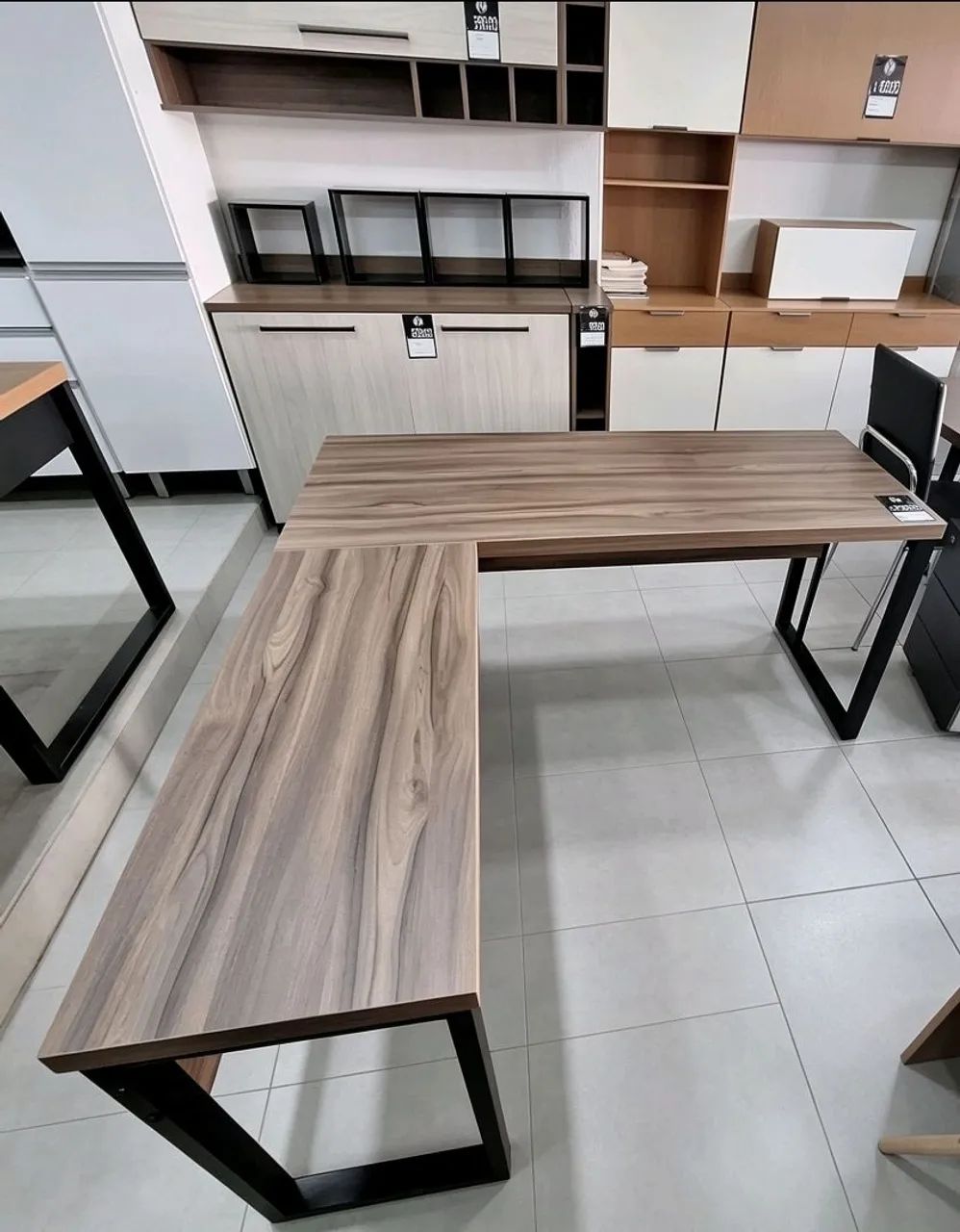 Mesa escritório em L, cor nogal e pés de ferro  - Foto 2