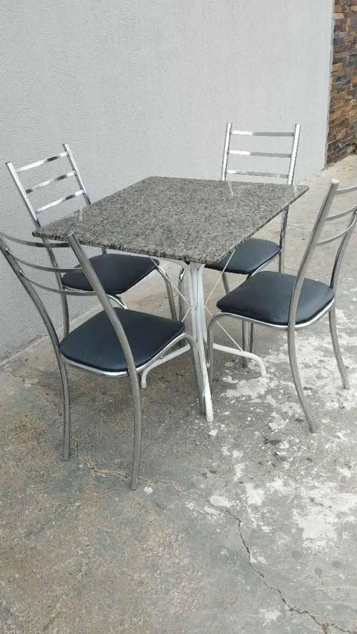 Mesa com 4 cadeiras 
