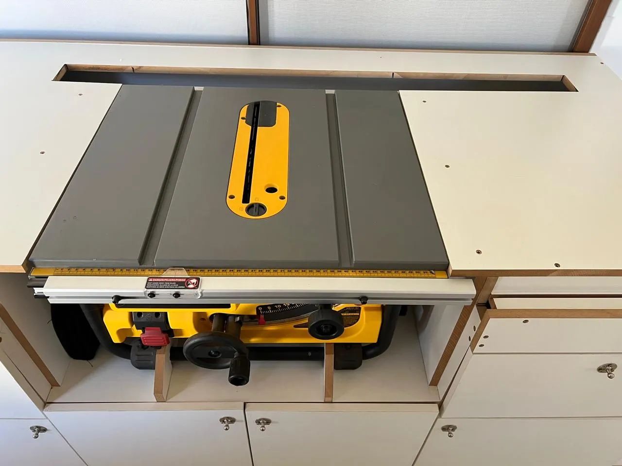 Serra DeWALT (NOVA SEM USO ) (220vlt)  com Bancada  - Foto 3
