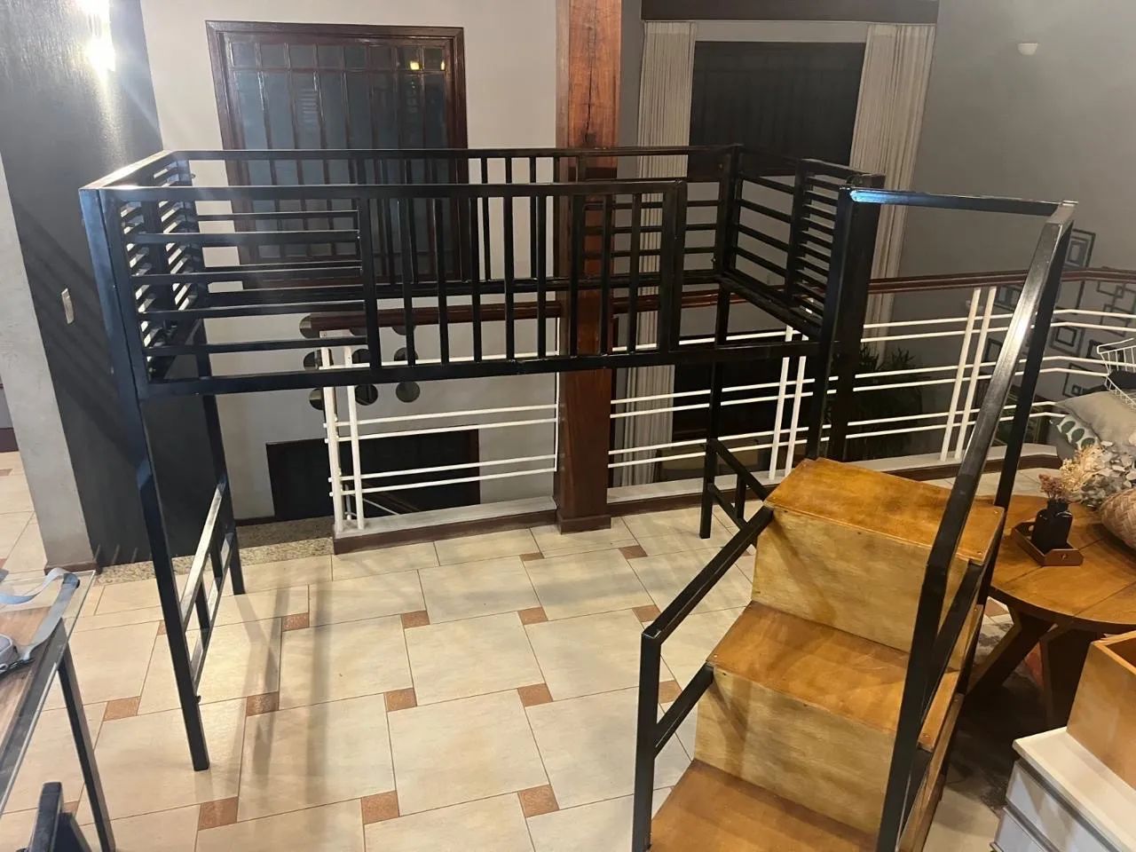 Cama beliche com escada móvel em prateleiras. - Foto 2
