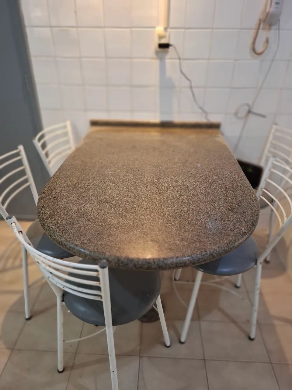 Mesa de Granito + 5 cadeiras de ferro e estof - Foto 2