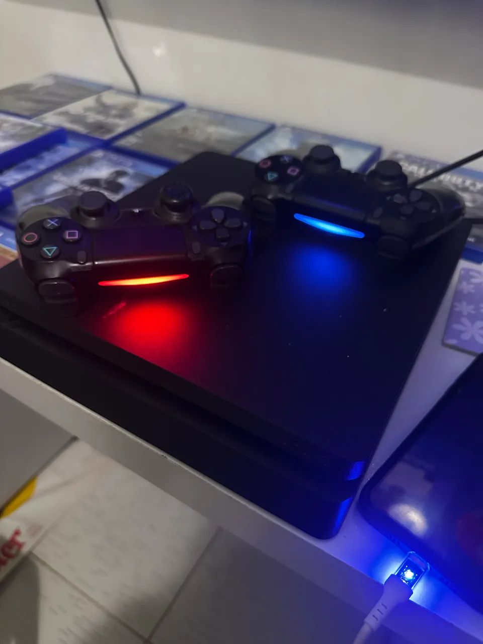 PS4 SLIM 870GB COM 2 COM TROLES E JOGOS