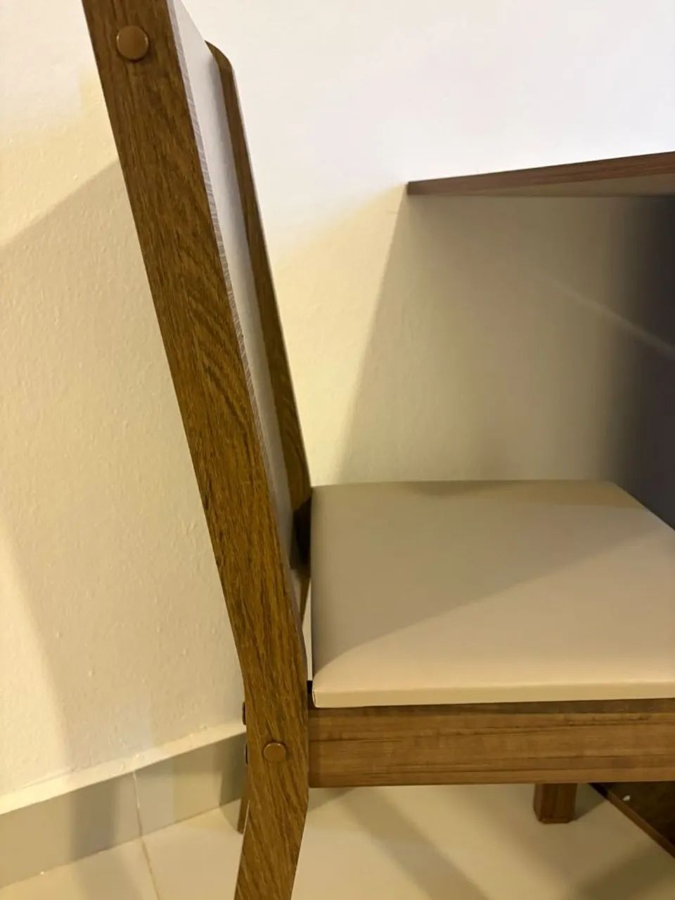 Vendo mesa com 4 cadeiras  - Foto 3