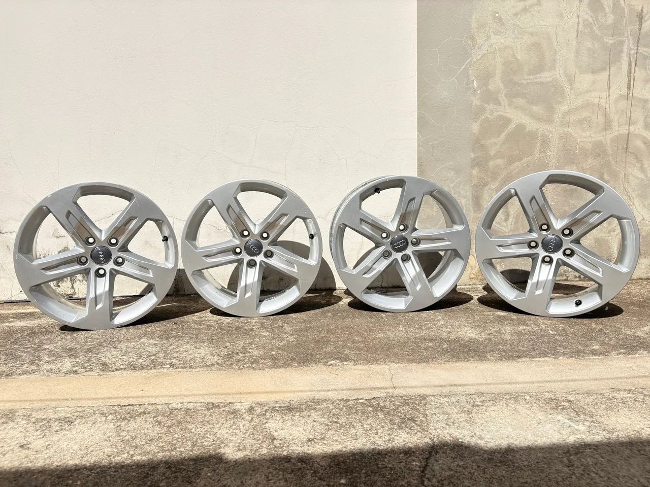Vende-se Rodas Aro 17 AUD A3 ORIGINAIS - Foto 2