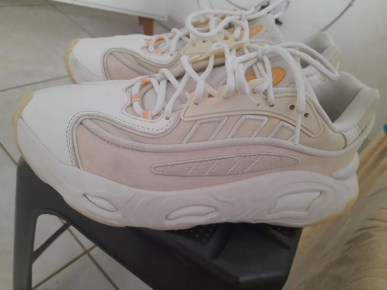 Tênis Adidas Oznova branco com sola grossa de plataforma. - Foto 2