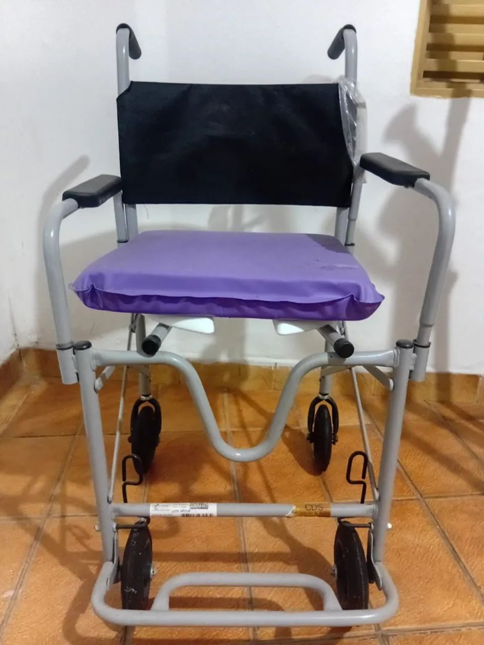 Cadeira de Rodas Banho -Semi Nova