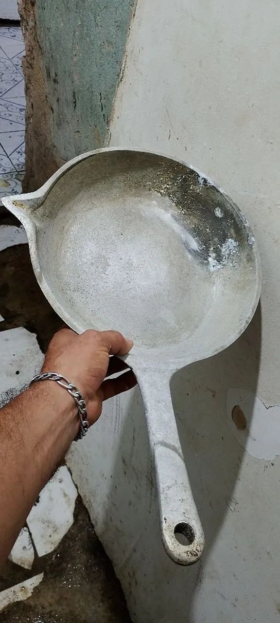 Frigideira de alumínio fundido batido . Para decorar.