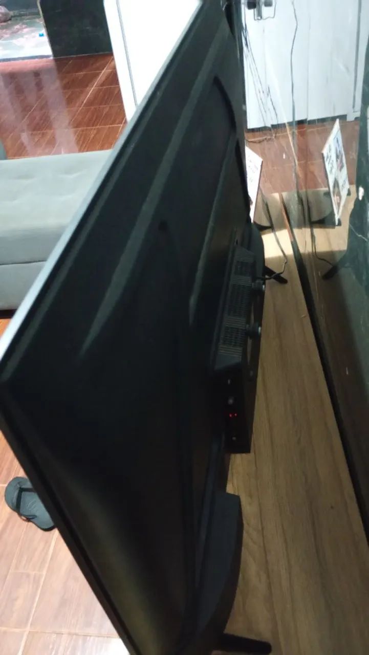 Vendo tv TCL 42 polegadas em ótimas condições nunca foi aberta controle original  - Foto 2