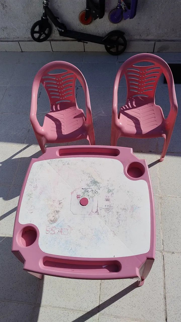 Mesa e cadeiras infantil 