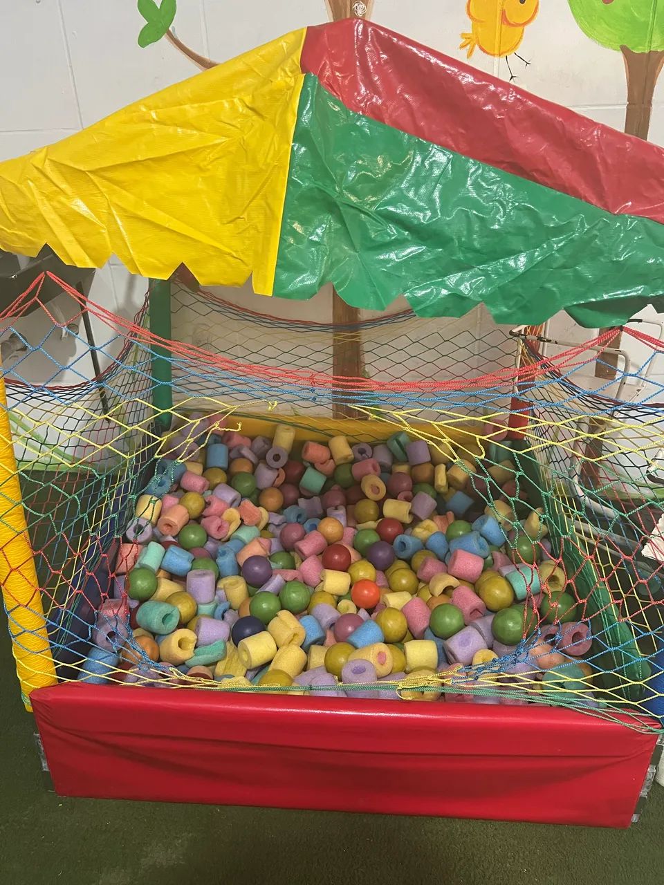 Piscina de bolinha infantil com bolinhas 